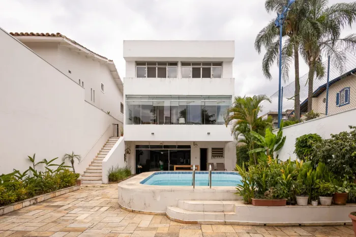 Casa de vila para locação em Jardim Leonor com 4 quartos, sendo 1 suíte, 354m²