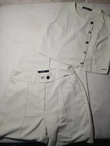 CONJUNTO HARAFLOR. Conjunto semi novo,em perfeito estado! Para quem ama se vestir bem!