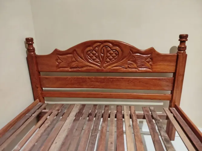 Vendo CABECEIRA CAMA CASAL + COLCHÃO , MADEIRA MACIÇA, PERFEITO ESTADO