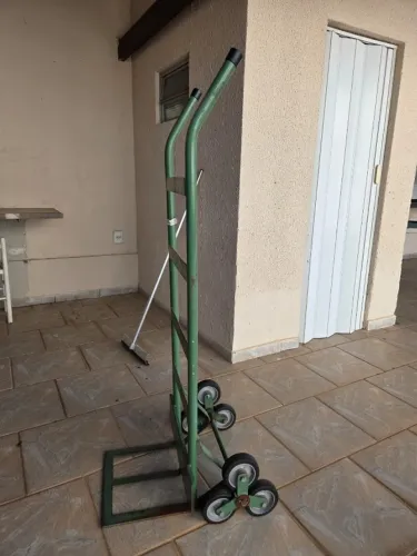 Carrinho em aço, sobe escada, para logística