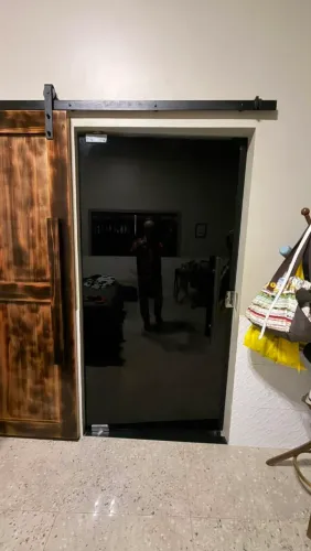 PORTA DE VIDRO COM PELÍCULA