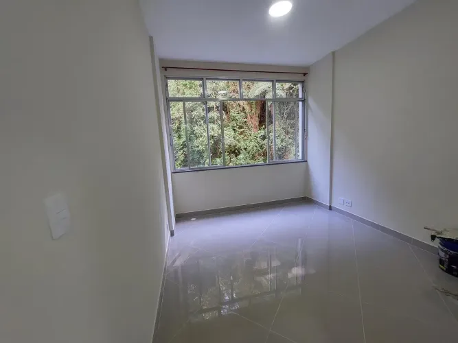 Apto Centro, amplo, sol, reformadíssimo, vista verde, Rua 16 de março - Petrópolis - RJ
