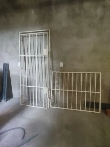 Vendo grades de ferro sendo 01 para portas e 02 para janelas.