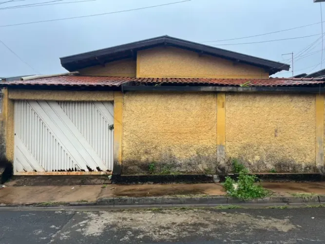 Casa residencial com 04 quartos, sendo 01 suíte no Parque Nossa Senhora das Dores.