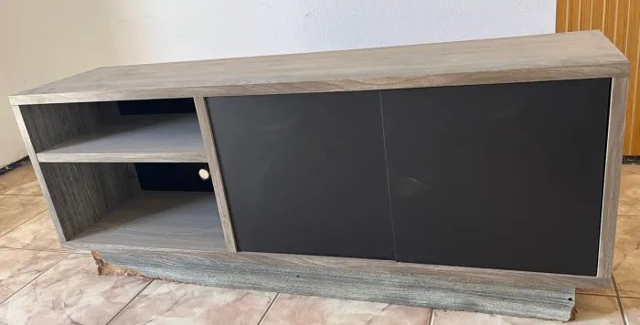 Rack para sala em MDF parecendo madeira.