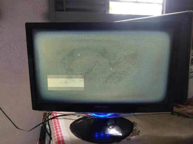 Monitor positivo com tela manchada