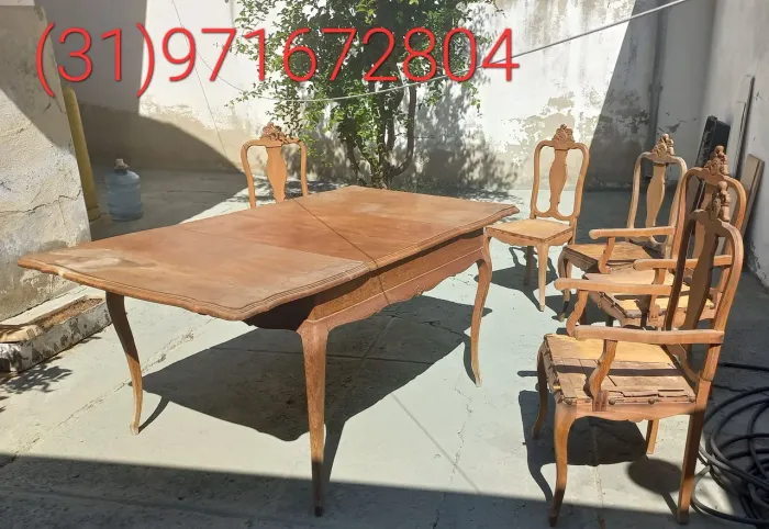 Mesa de jantar antiga de madeira extensível