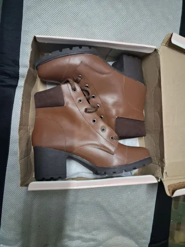 Bota estilo coturno em tom marrom conhaque...