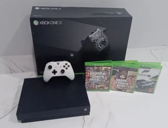 Xbox One X 4K 1TB + 1 Controles + GTA V e Forza Motorsport