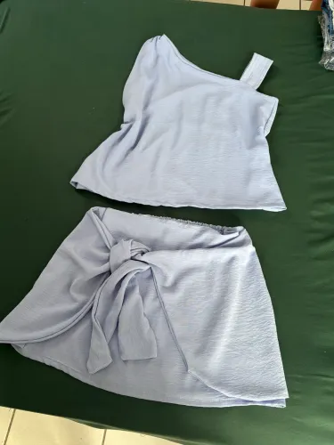 Conjunto blusa e saia azul