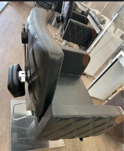 Poltrona toda em couro preto