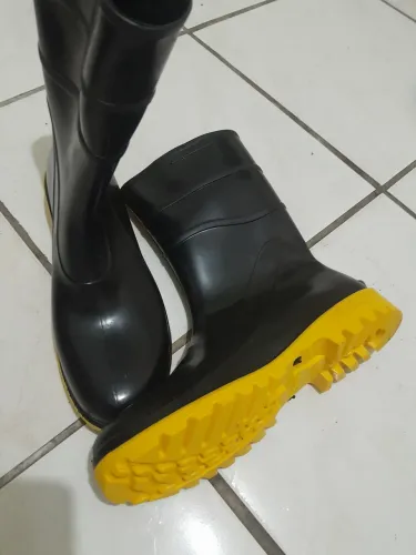 Vendo botas número 42 todas,,, $50 reais cada uma delas