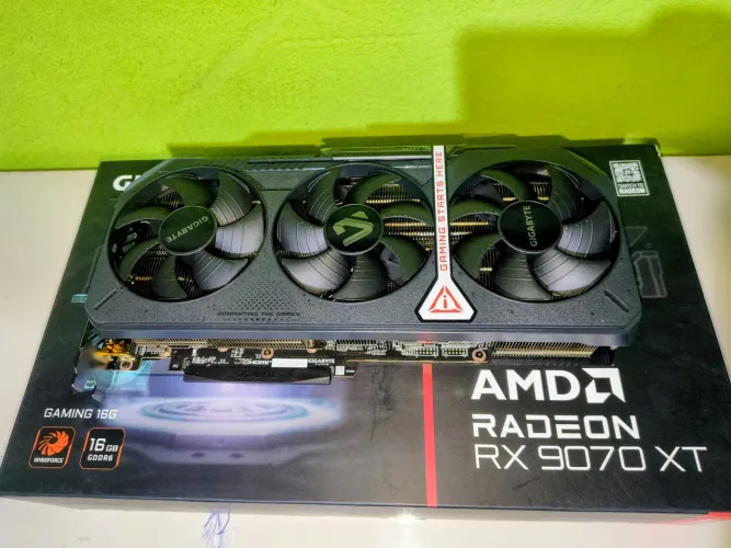VENDO RX 9070 XT GIGABYTE GAMING OC 16GB ?
