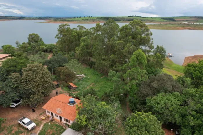 ALUGO CHÁCARA NA REPRESA DE NOVA PONTE - 1.000M2 DE FRENTE PARA A ÁGUA!