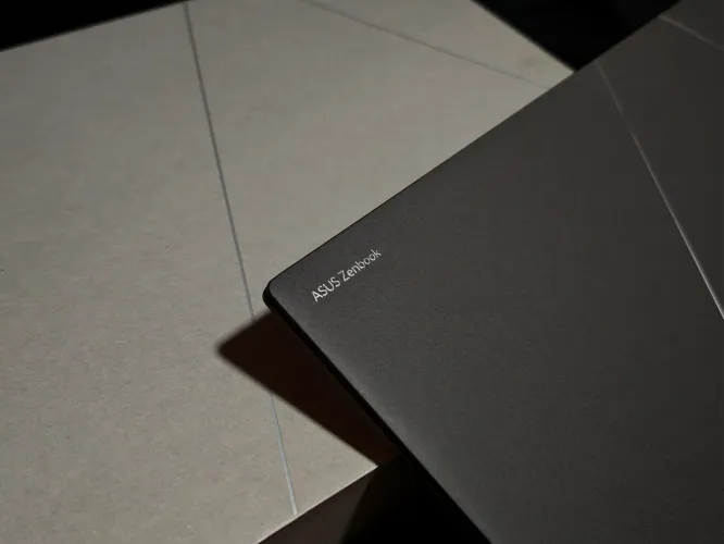 Asus Zenbook S14 (Lunar Lake)
