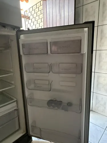 Geladeira semi nova, ainda na garantia, vendendo por motivos de saúde.