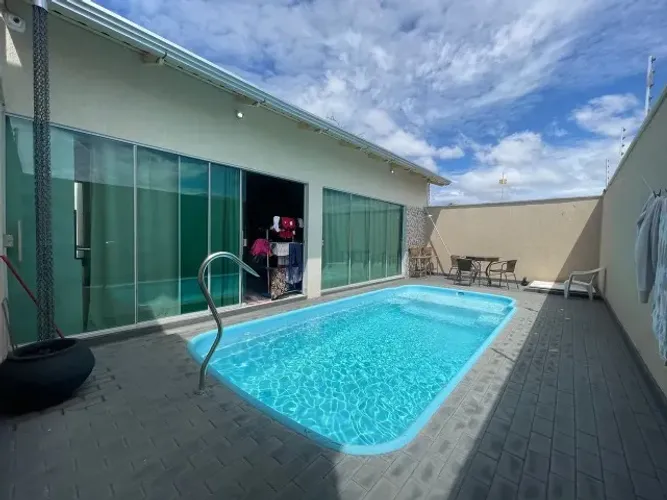 Casa de alto padrão no melhor bairro de Porangatu-GO, três suites, piscina e enercia solar
