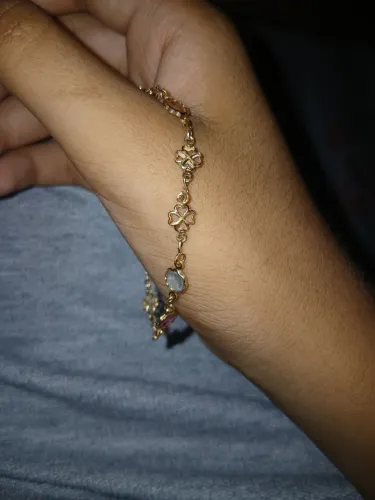pulseira infantil banhada a ouro com flores coloridas