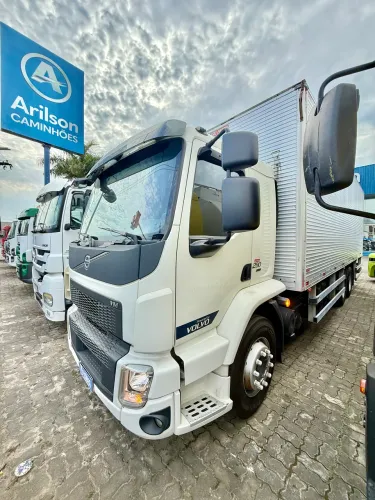 VOLVO VM 290 6x2 2023 BAÚ 8,5 M 2023 ( SOMOS LOJA )