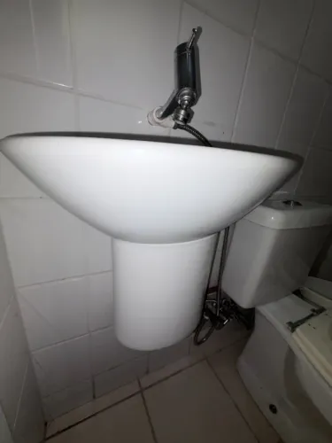 lavatório para lavabo marca Deca, com coluna e torneira