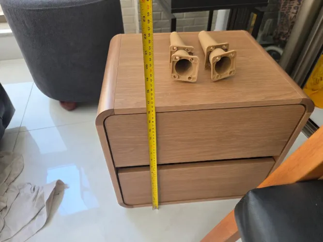 Mesa de cabeceira orgânica. Nova