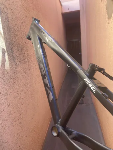 Vende-se quadro gta aro 26(cor preta)
