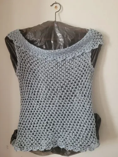 Blusa de crochê simples cinza tamanho P