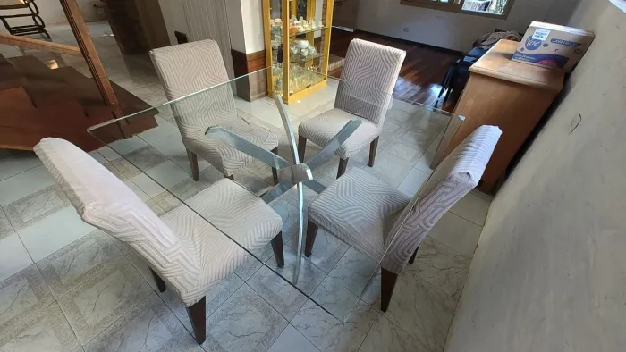 Mesa elegante c/ base alumínio maciço e tampão 140x140cm e vidro 12mm 