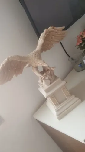 Águia com pedestal em resina