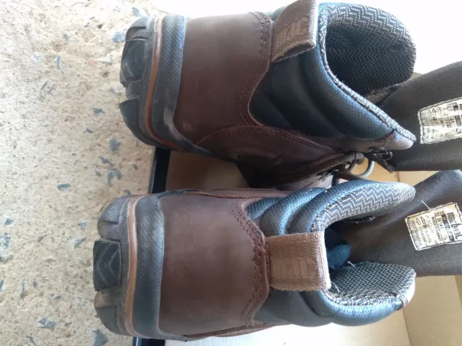 Vendo uma Bota em couro número 39 top.
