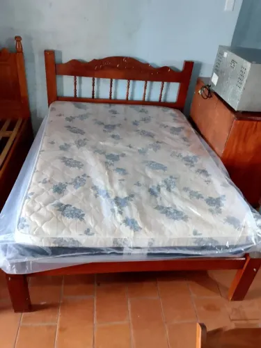 Cama de madeira casal com colchão