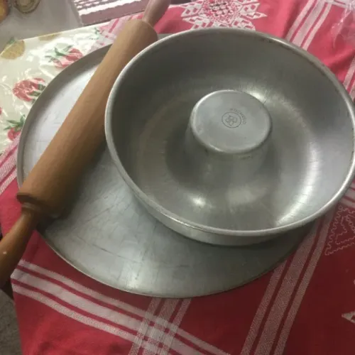 Para sua cozinha 1 rolo massa , 1 forma de bolor 1 disco de pizza