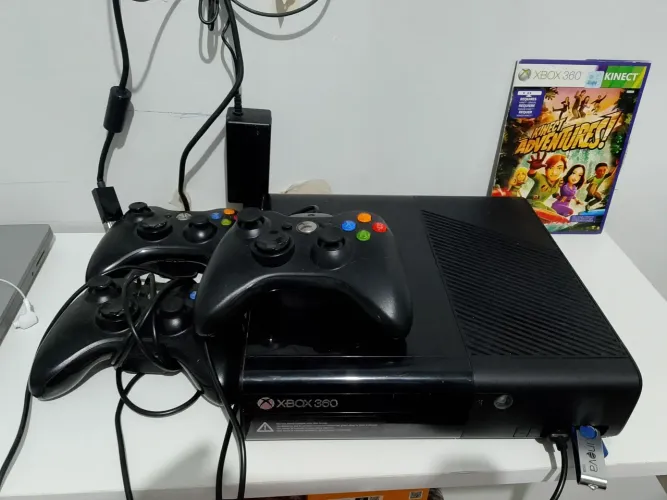Vendo Xbox 360 500gb três controles e Kinect (vai pendrive com 4 jogos) 