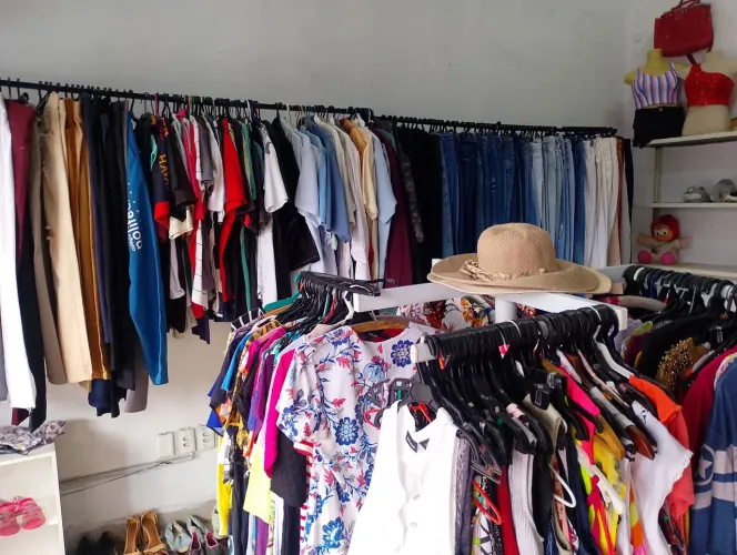 Bazar 3 reais a peça de roupa