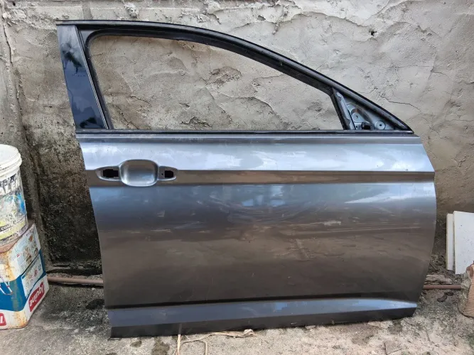 Porta dianteira lado direito jetta 2019 a 2025 original sem detalhes.
