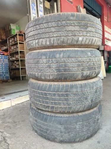 Vendo jogo de pneus caminhonete