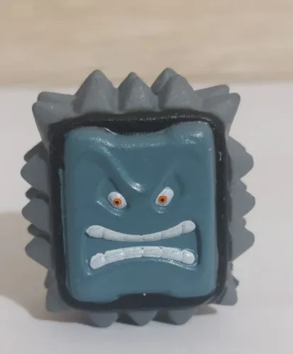 Miniatura Personagem Thwomp (Super Mario) - Ideal para Fãs e Colecionadores!