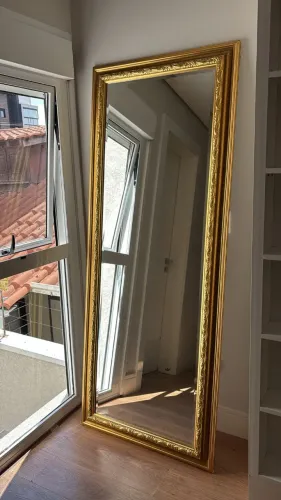 Espelho grande com moldura
