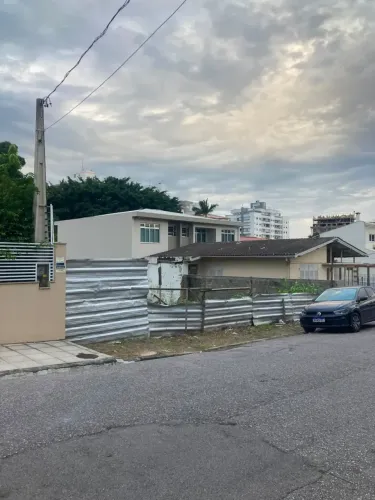 Imóvel para venda possui 311 metros quadrados em Estreito - Florianópolis - SC