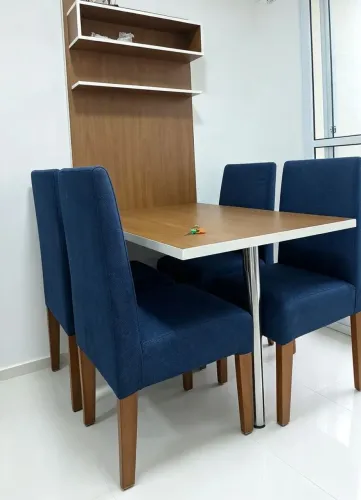 Mesa de jantar em mdf com 4 cadeiras