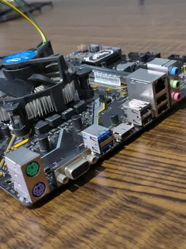 Placa-mãe ASUS TUF Gaming H310M-PLUS LGA 1151 com processador Pentium Gold G5400