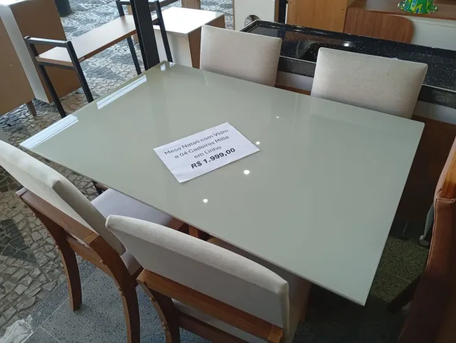 Mesa Natali com Vidro e 4 cadeiras estofadas em Linho