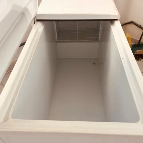 Freezer horizontal com defeito