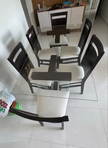 Mesa de jantar e cadeiras 