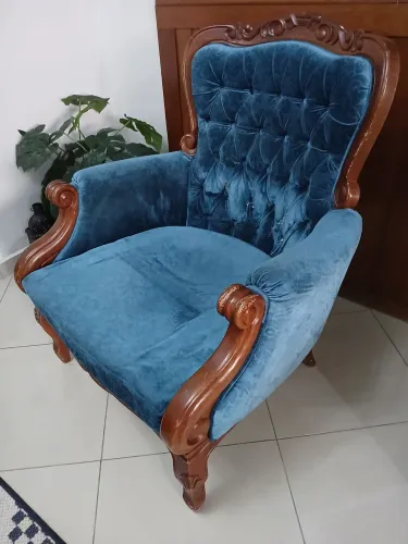 Cadeira estilo Luis XV, encosto Capitonê, Azul Pavão tam. Grande 80x105x75