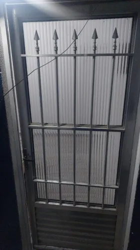 Casa com 2 comodos 1 area de serviço