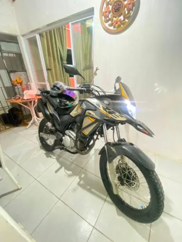 Vendo ou troco xre300 aventure por carro do meu agrado. 