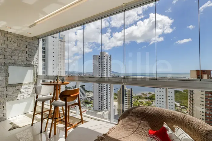 Apartamento mobiliado no Edifício Residencial Porto Januária em Itajai.