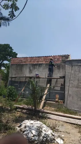 Realizo trabalhos em construções reformas, pintura, em geral