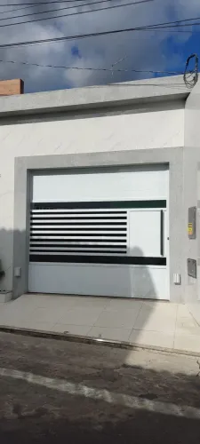Portão branco barato e vidros temperados. 